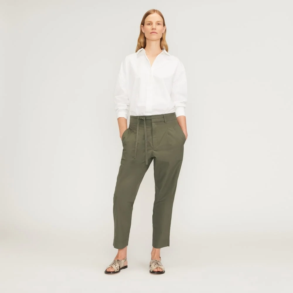 The Poplin Pleated Taper Pant | Kalamata (3)