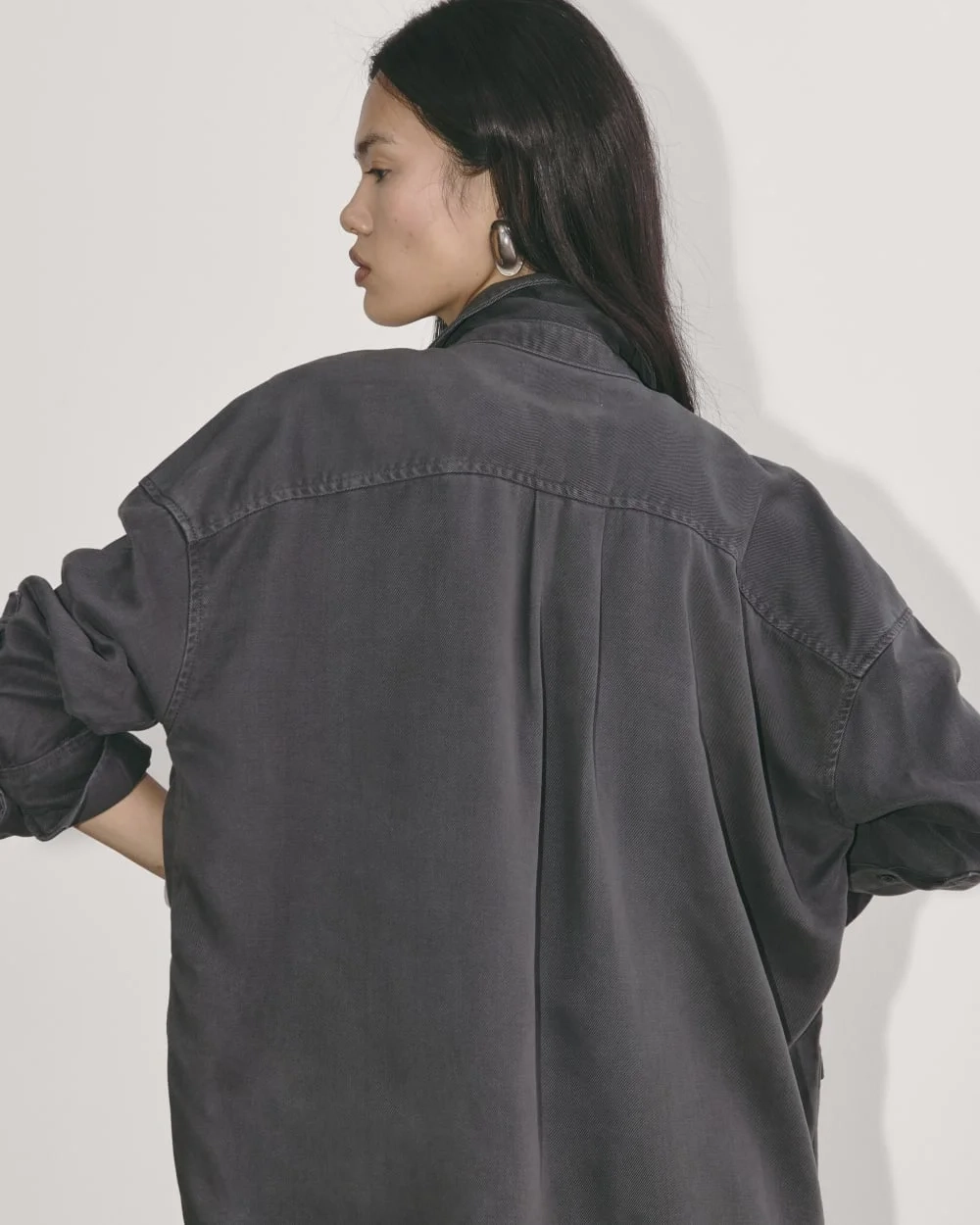 The Boxy Overshirt in Buttersoft | Graphite (3)