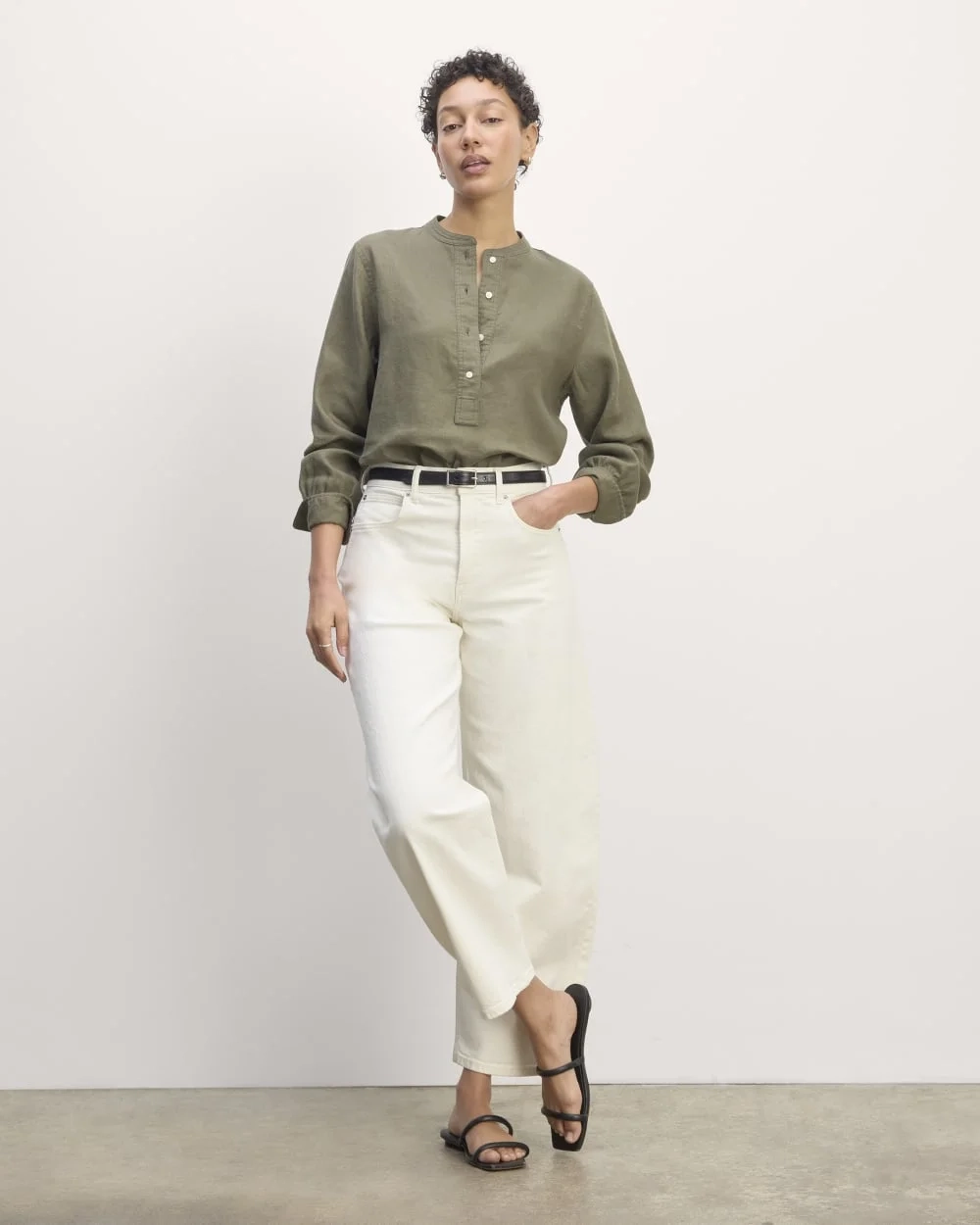The Henley Shirt in Linen | Kalamata (2)