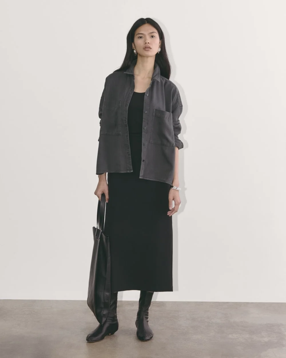 The Boxy Overshirt in Buttersoft | Graphite (4)