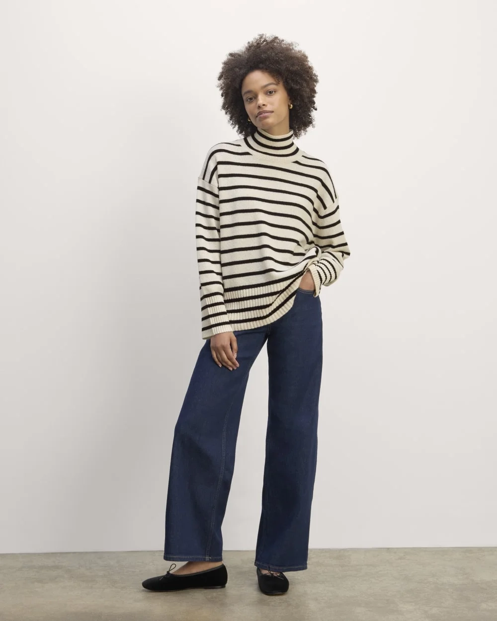 The Boxy Turtleneck in Cashmere | Bone / Black (3)