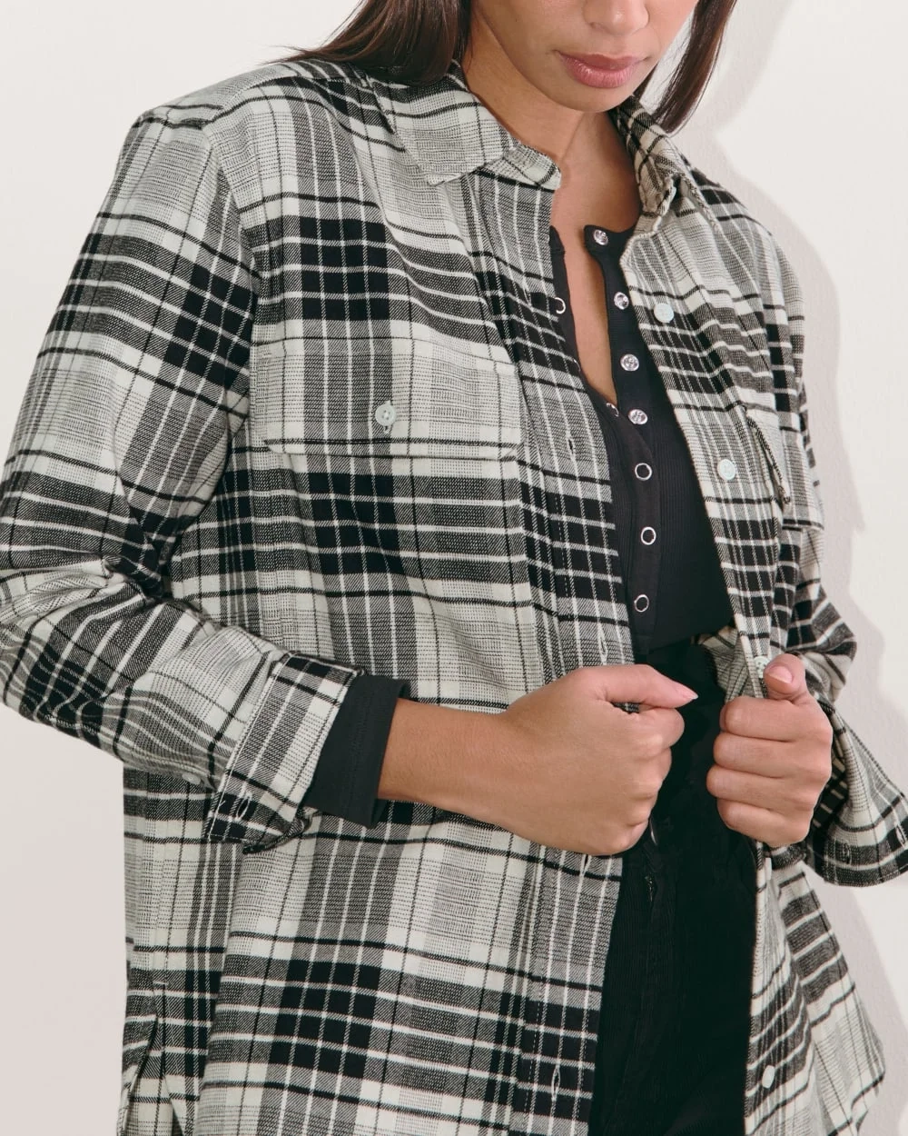 The Boyfriend Shirt in Flannel | Light Heather Oat / Black (4)