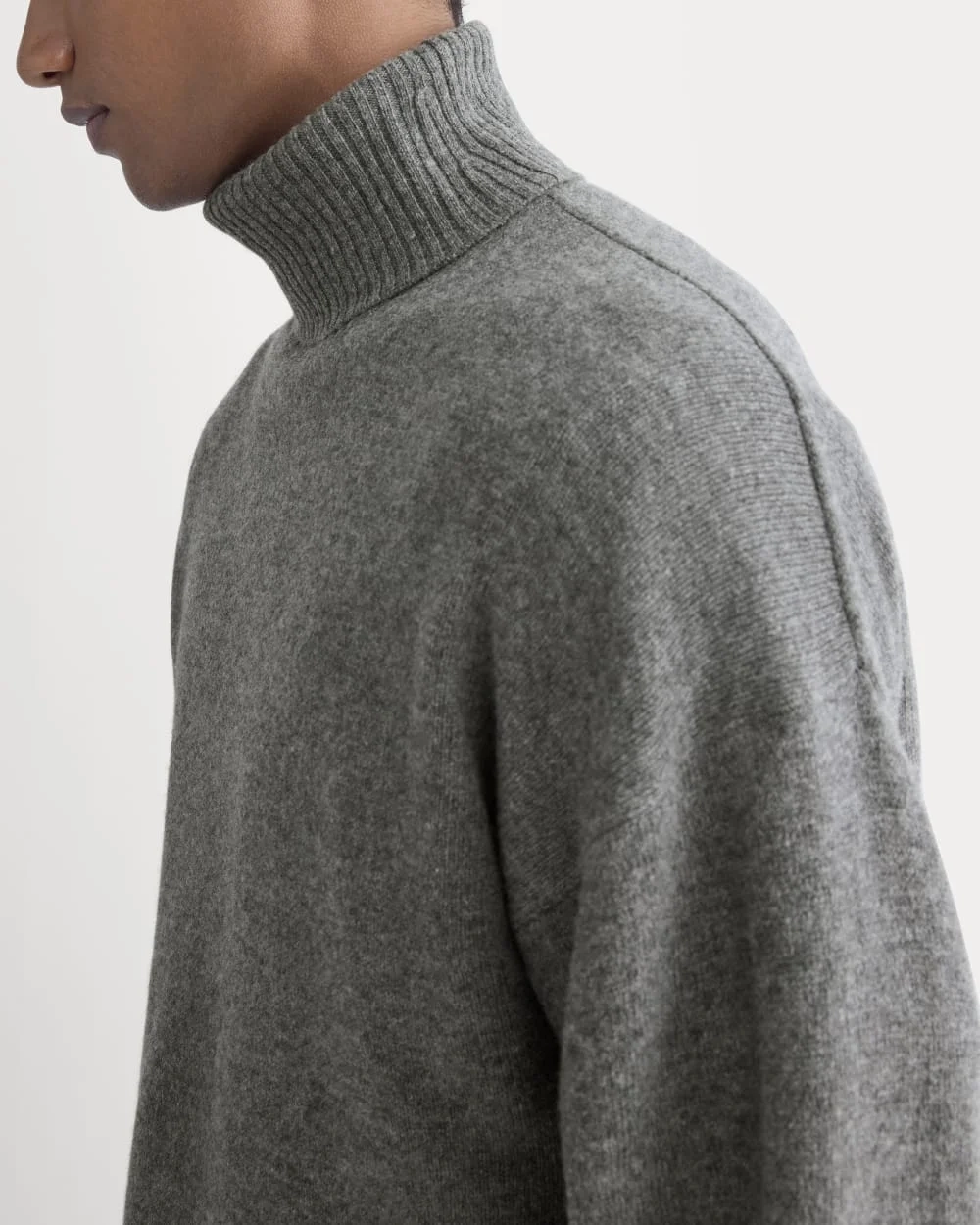 Luxe Merino Relaxed Turtleneck | Heathered Charcoal (2)
