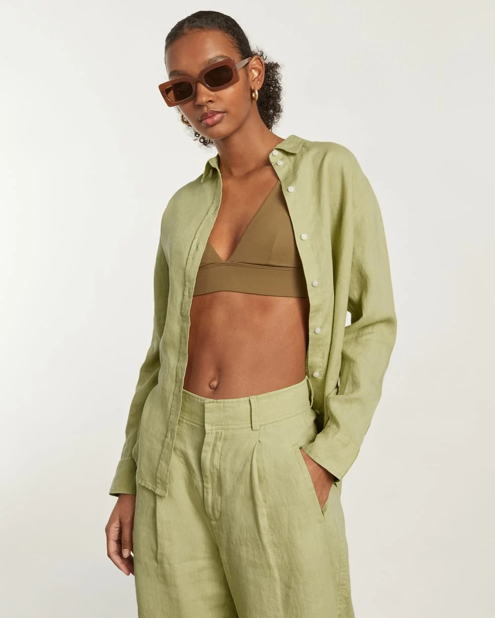 The Must-Have Shirt in Linen | Leek (3)