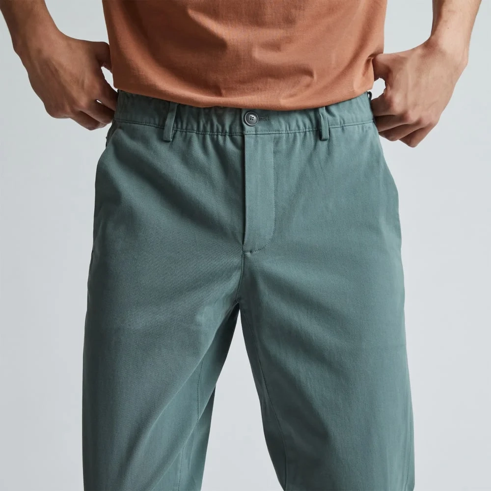 The Performance Traveler Chino | Green Balsam (3)