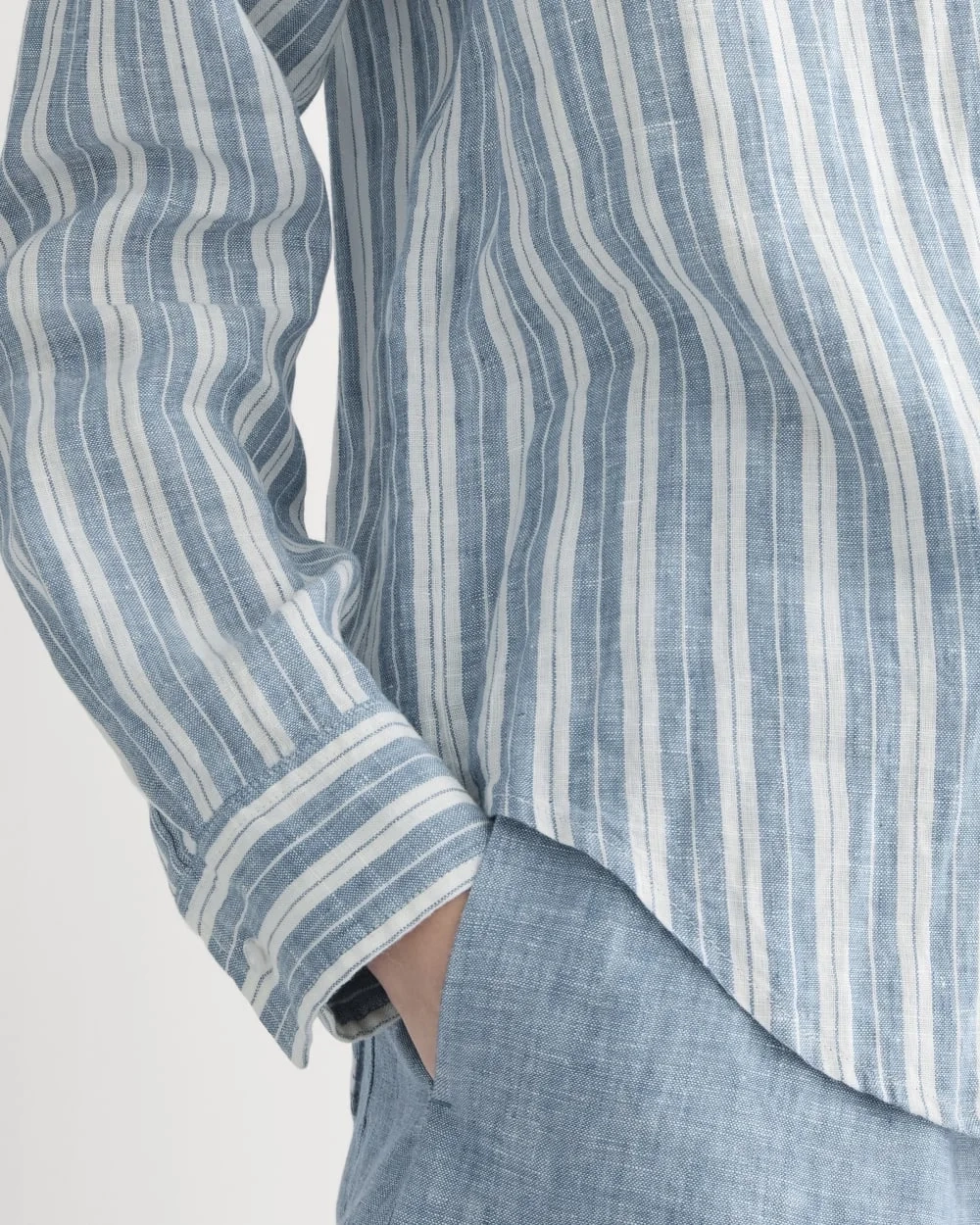 The Must-Have Shirt in Linen | Soft Cobalt/Bone (3)
