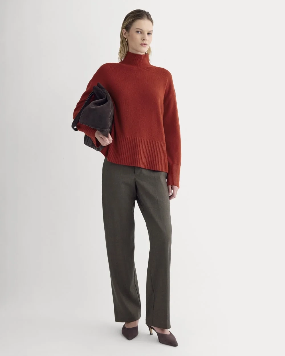 The Boxy Turtleneck in Cashmere | Berry Red (5)