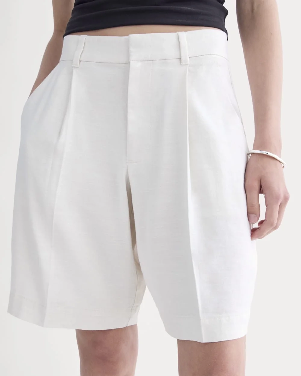 The Pleated Short in Stretch Linen | Natural Chambray (4)