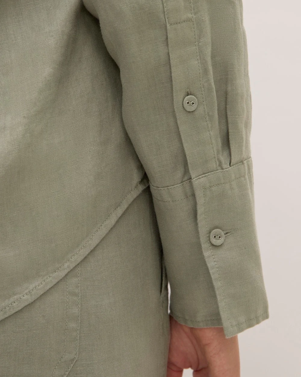 The Popover Shirt in Linen | Sage Green (4)