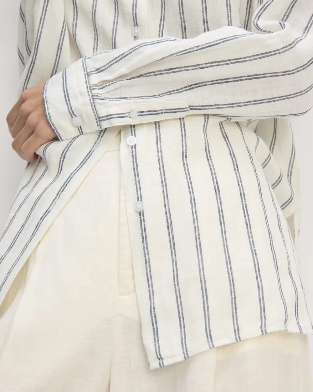 The Boyfriend Shirt in Linen | Bone/Navy (3)