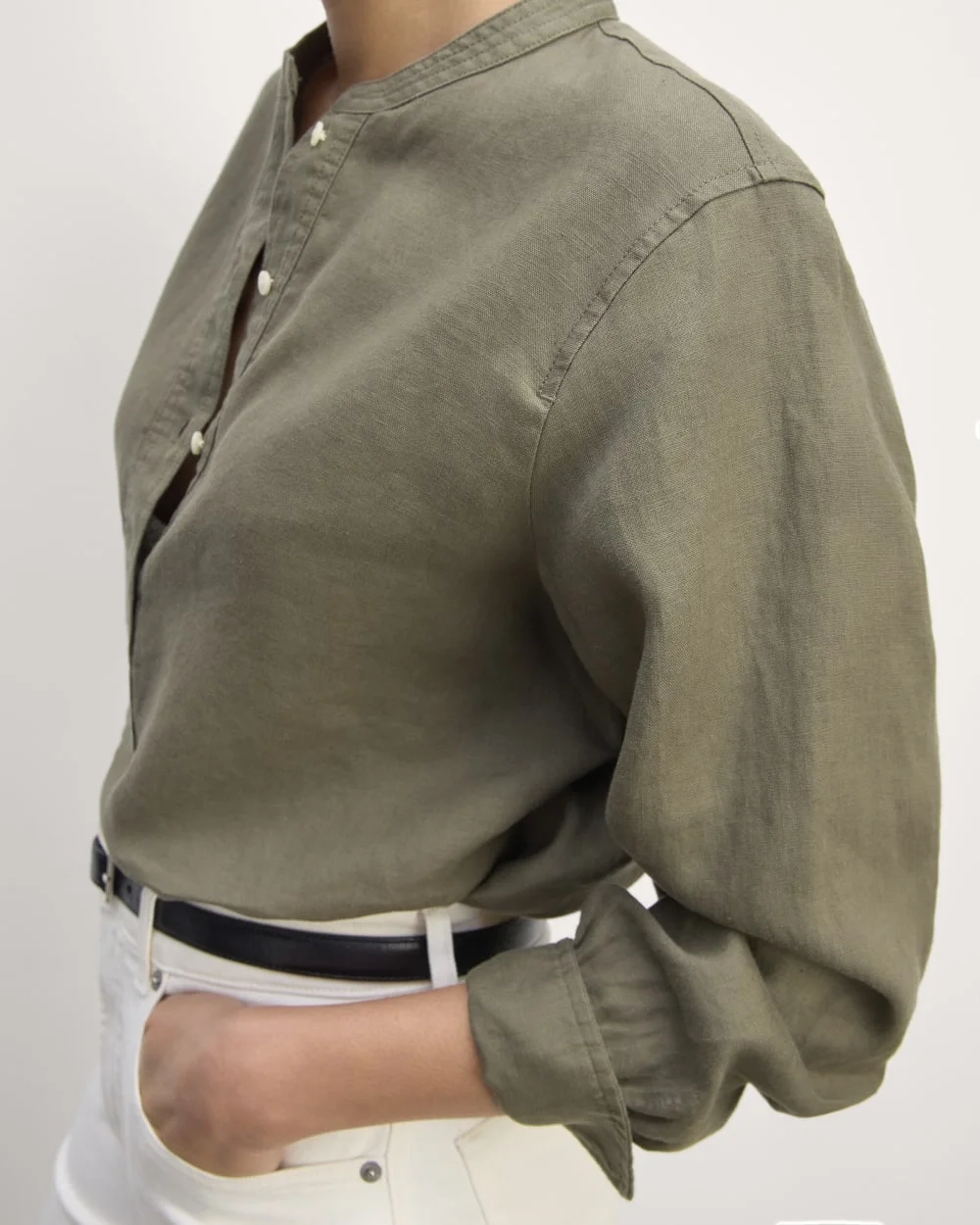 The Henley Shirt in Linen | Kalamata (3)