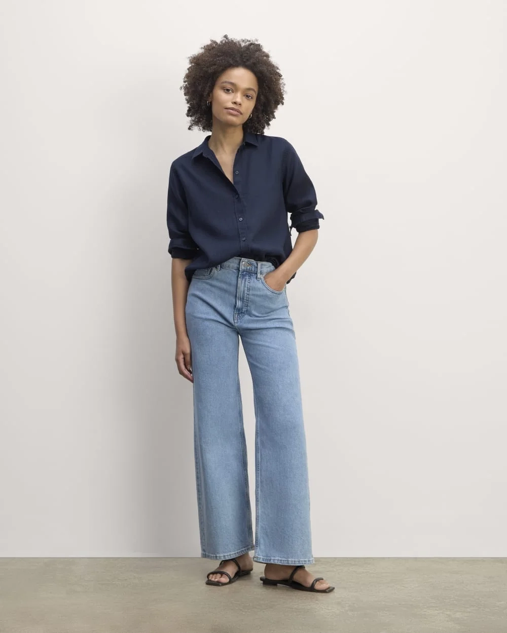 The Must-Have Shirt in Linen | Navy (4)