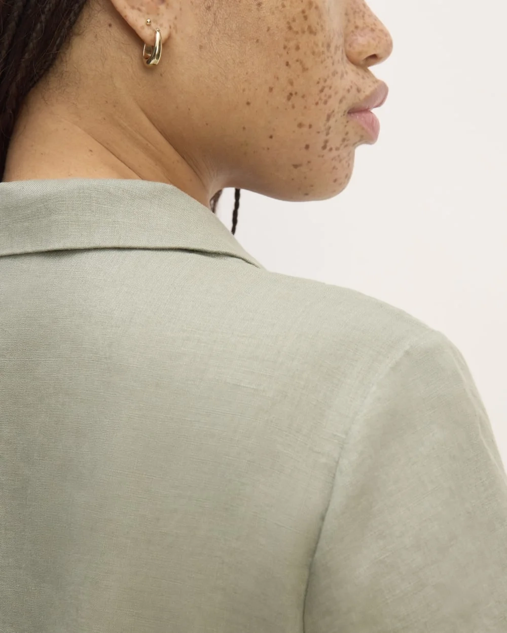 The Notch Shirt in Linen | Sage Green (5)