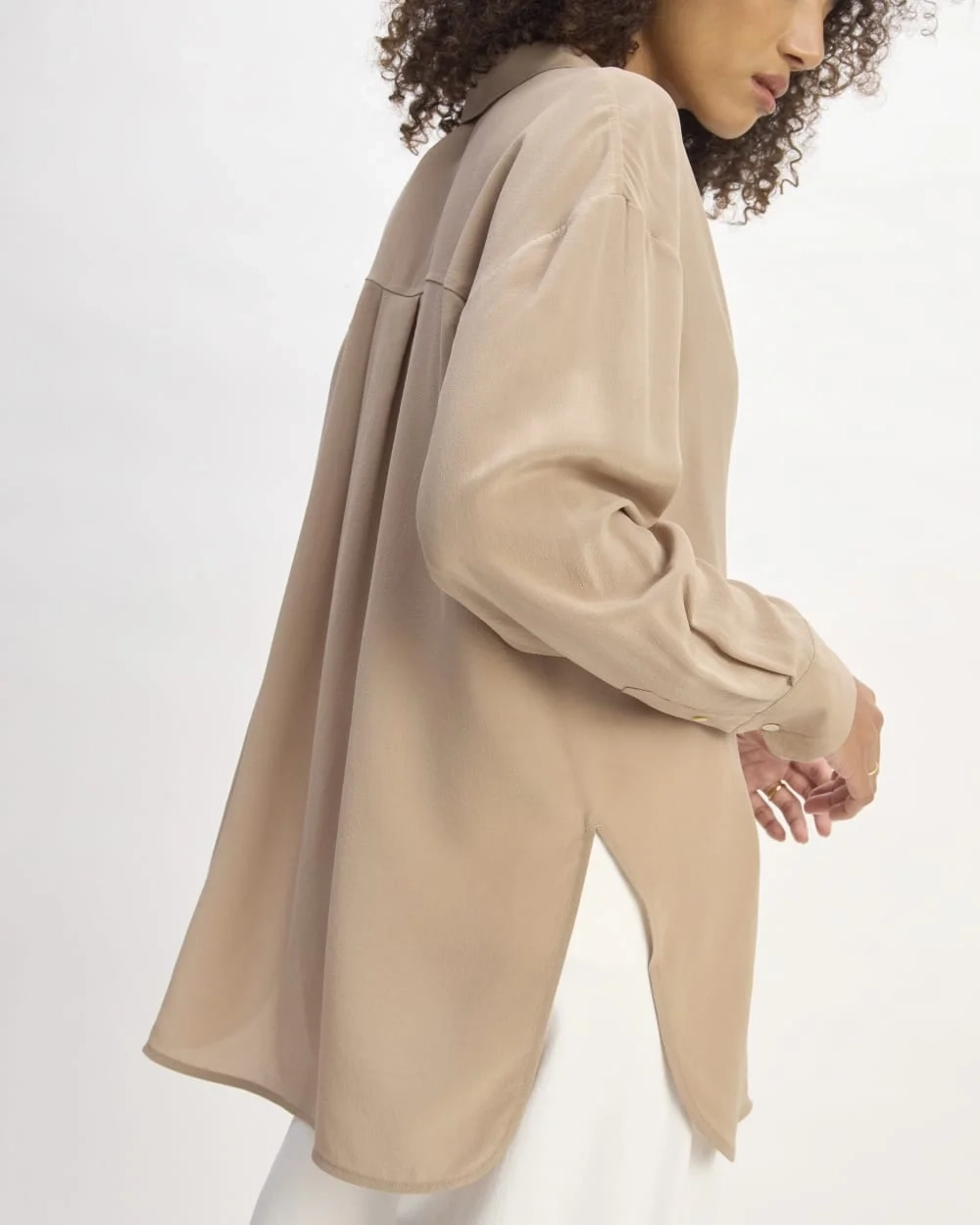 The Boyfriend Shirt in Washable Silk | Chanterelle (3)