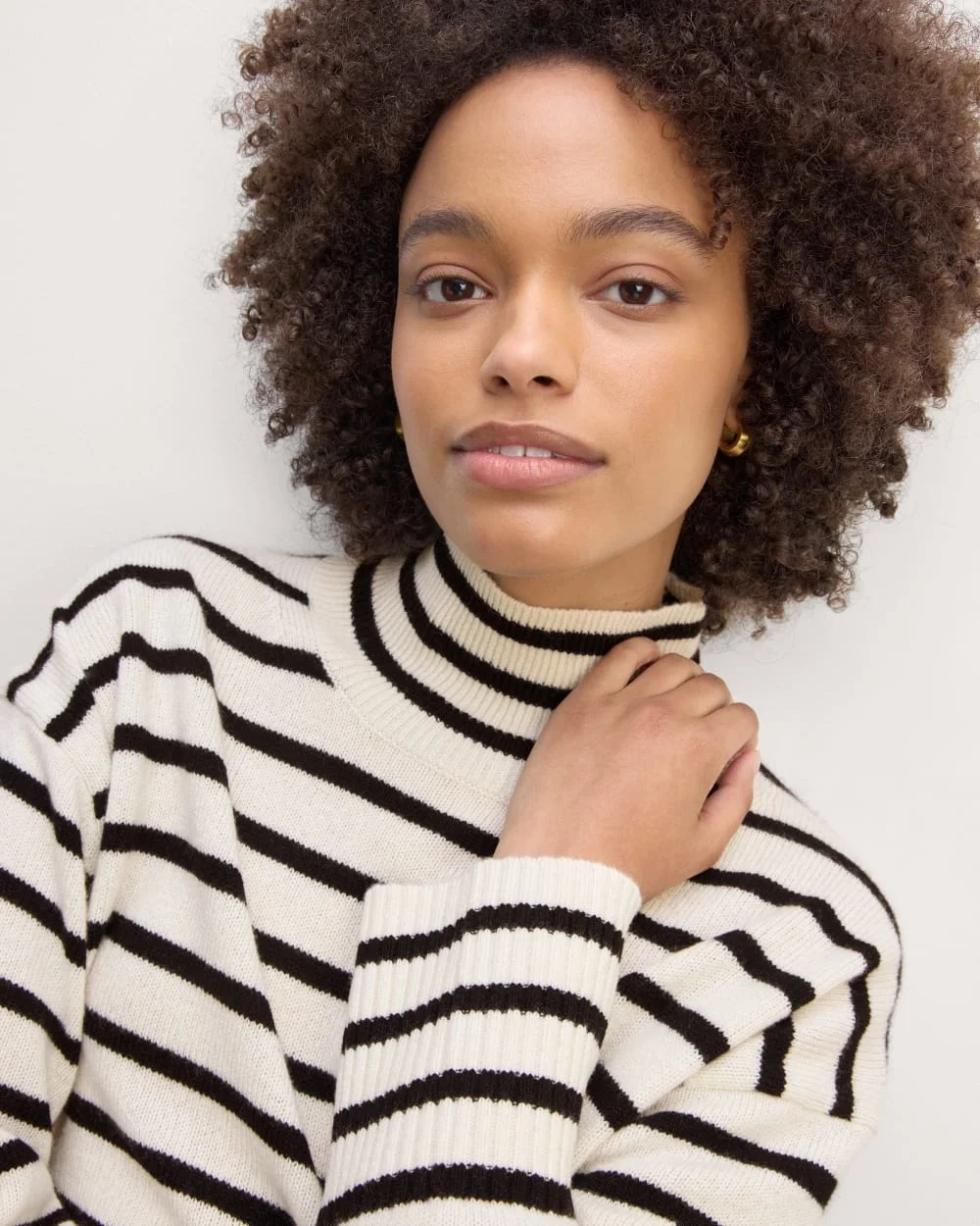 The Boxy Turtleneck in Cashmere | Bone / Black (4)
