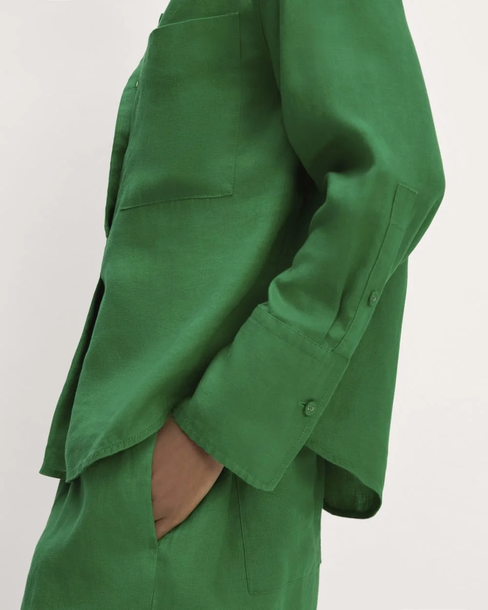 The Popover Shirt in Linen | Grass Green (3)