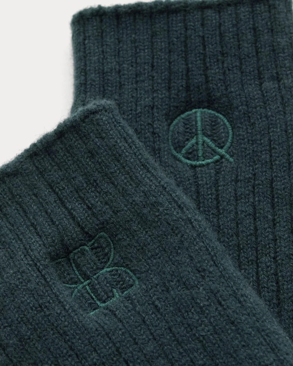 Everlane x Peace & Quiet Cashmere Socks | Pine (2)