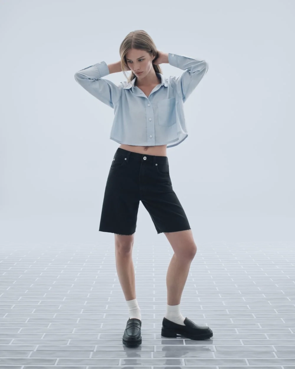 The Way-Short Shirt in Silky Cotton | Chambray Blue (4)