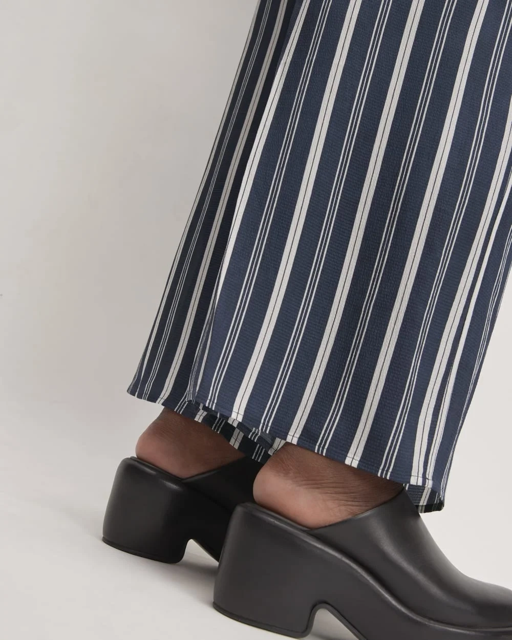 The Satin Pull-On Pant |  Navy / Bone (4)