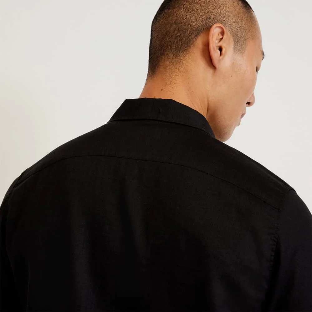 The Classic Short-Sleeve Shirt in Linen | Black (5)