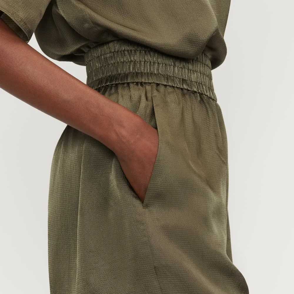 The Satin Pull-On Short | Kalamata (3)
