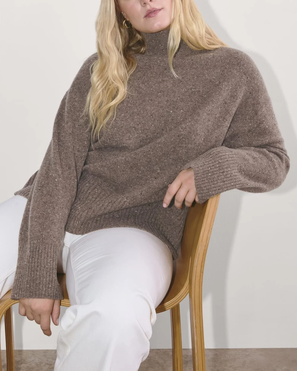 The Boxy Turtleneck in Cashmere | Taupe Brown Donegal (3)