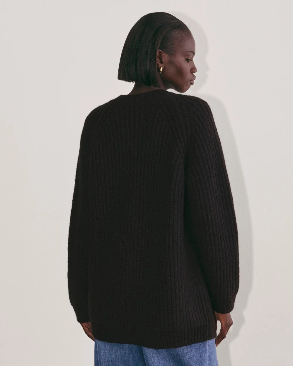The Fisherman Cardigan in Cloud | Black (3)