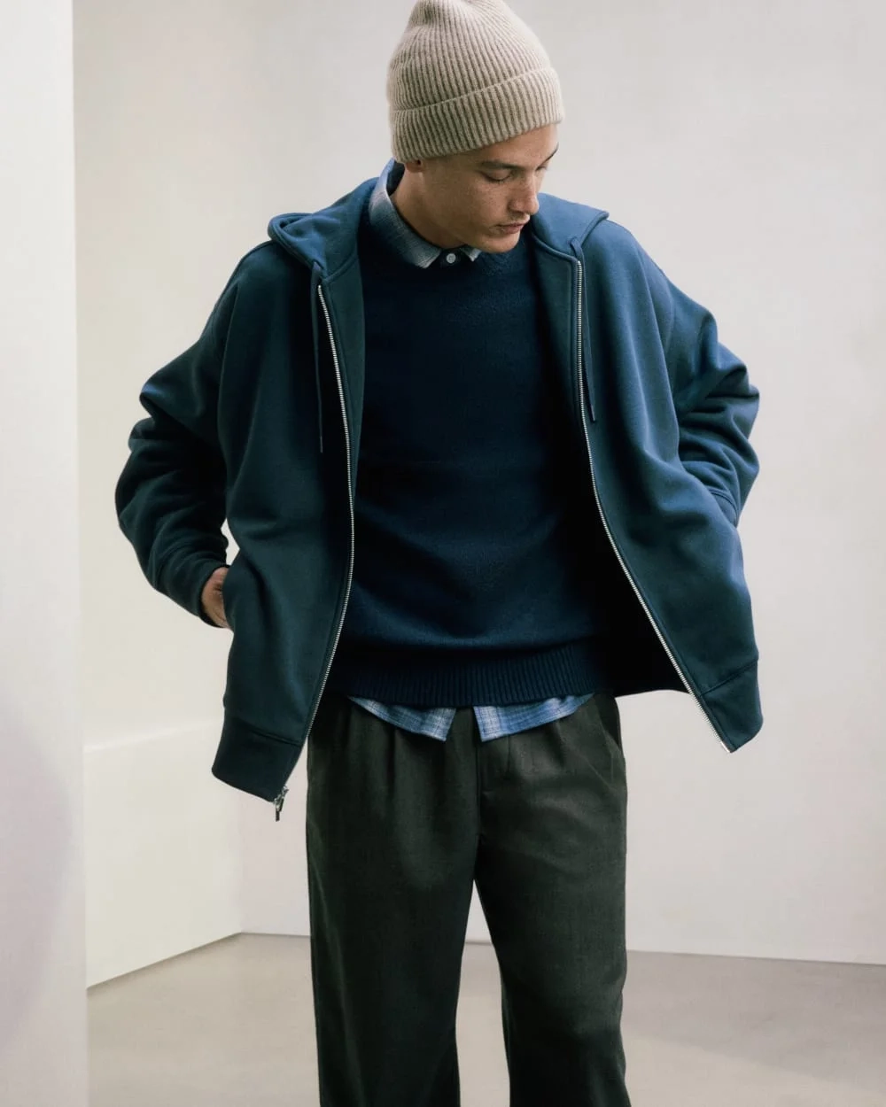 The Cashmere Ribbed Beanie | Dark Heathered Camel (4)