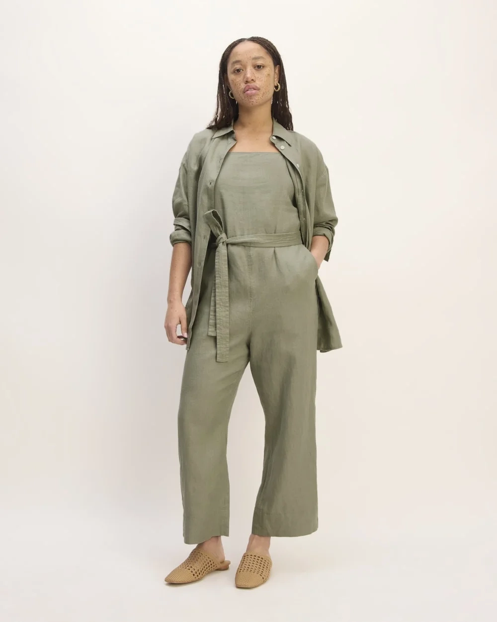 The Boyfriend Shirt in Linen | Sage Green (2)