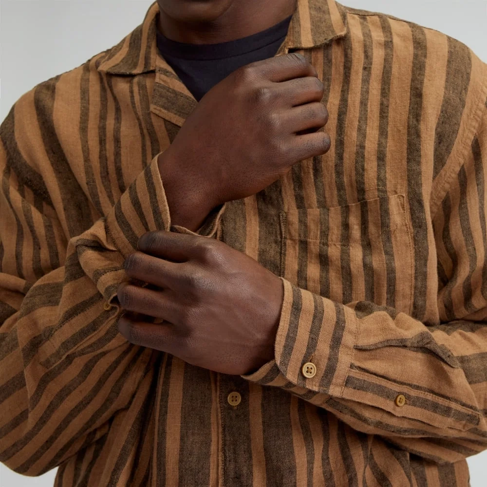 The Relaxed Linen Long-Sleeve Shirt | Toasted Coconut / Black (4)