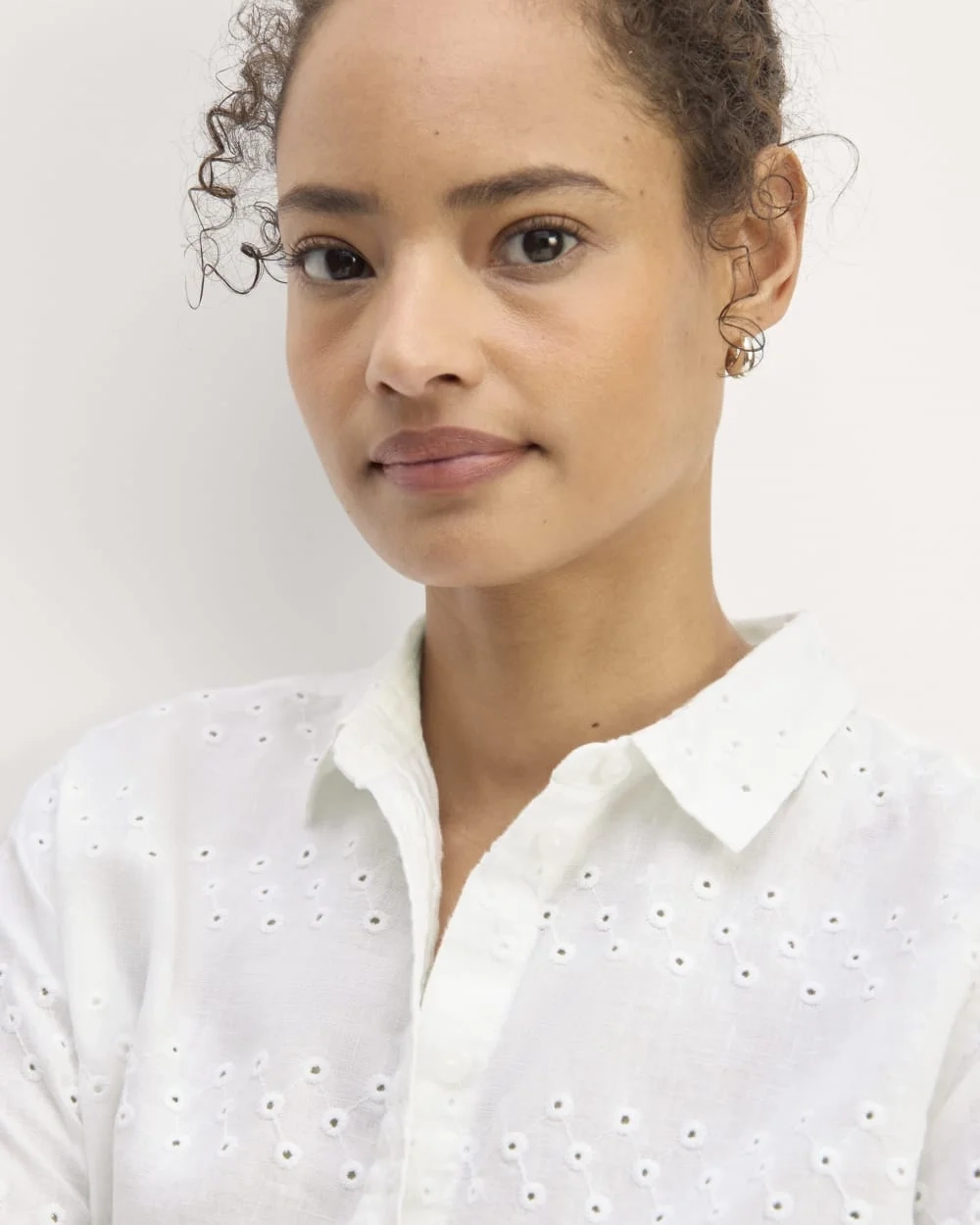 The Linen Eyelet Relaxed Shirt | White Eyelet (4)