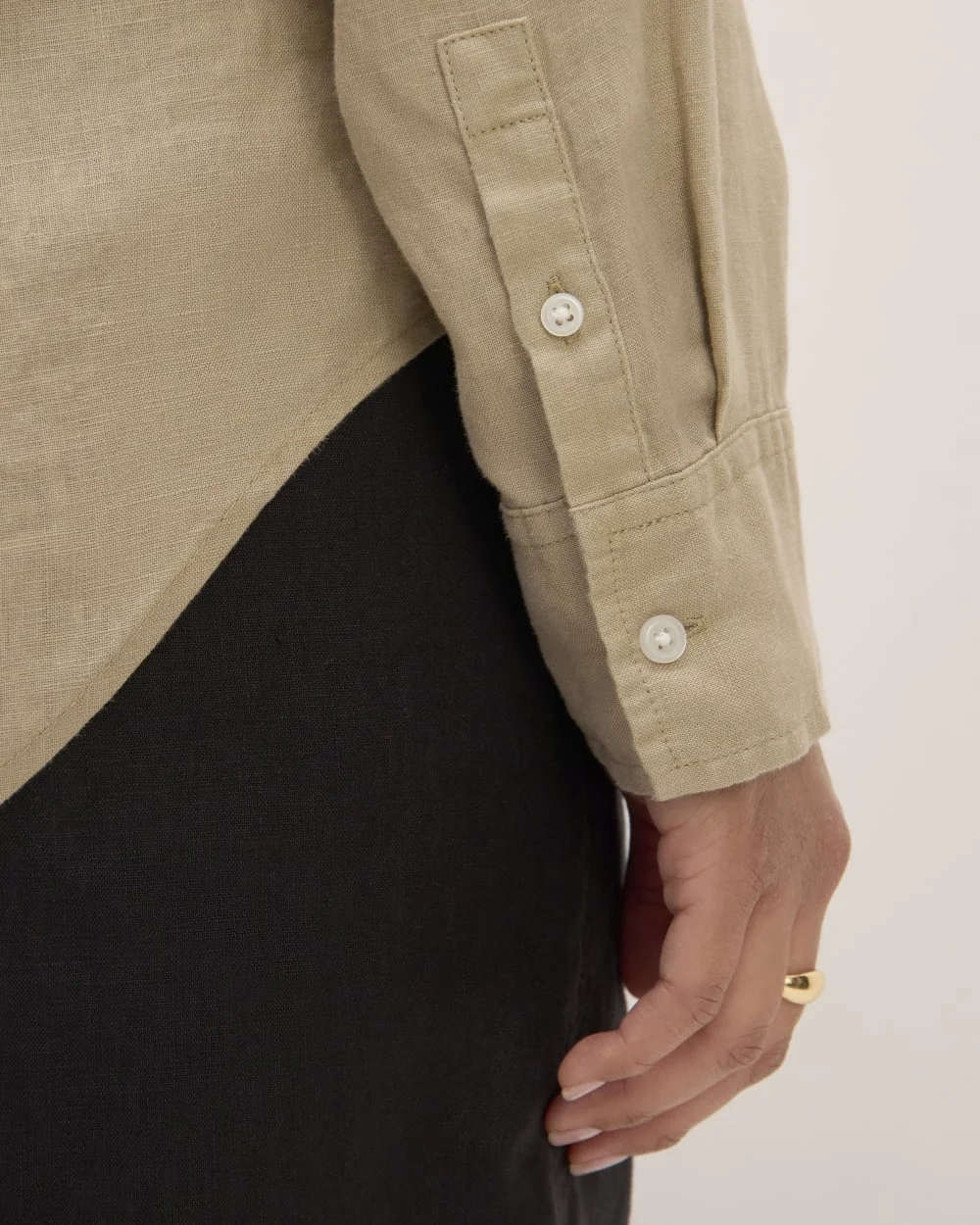 The Must-Have Shirt in Linen | Trench Coat Khaki (5)