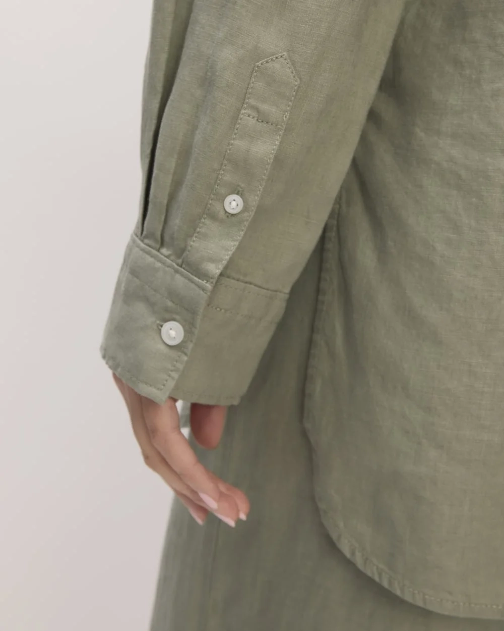 The Boyfriend Shirt in Linen | Sage Green (3)