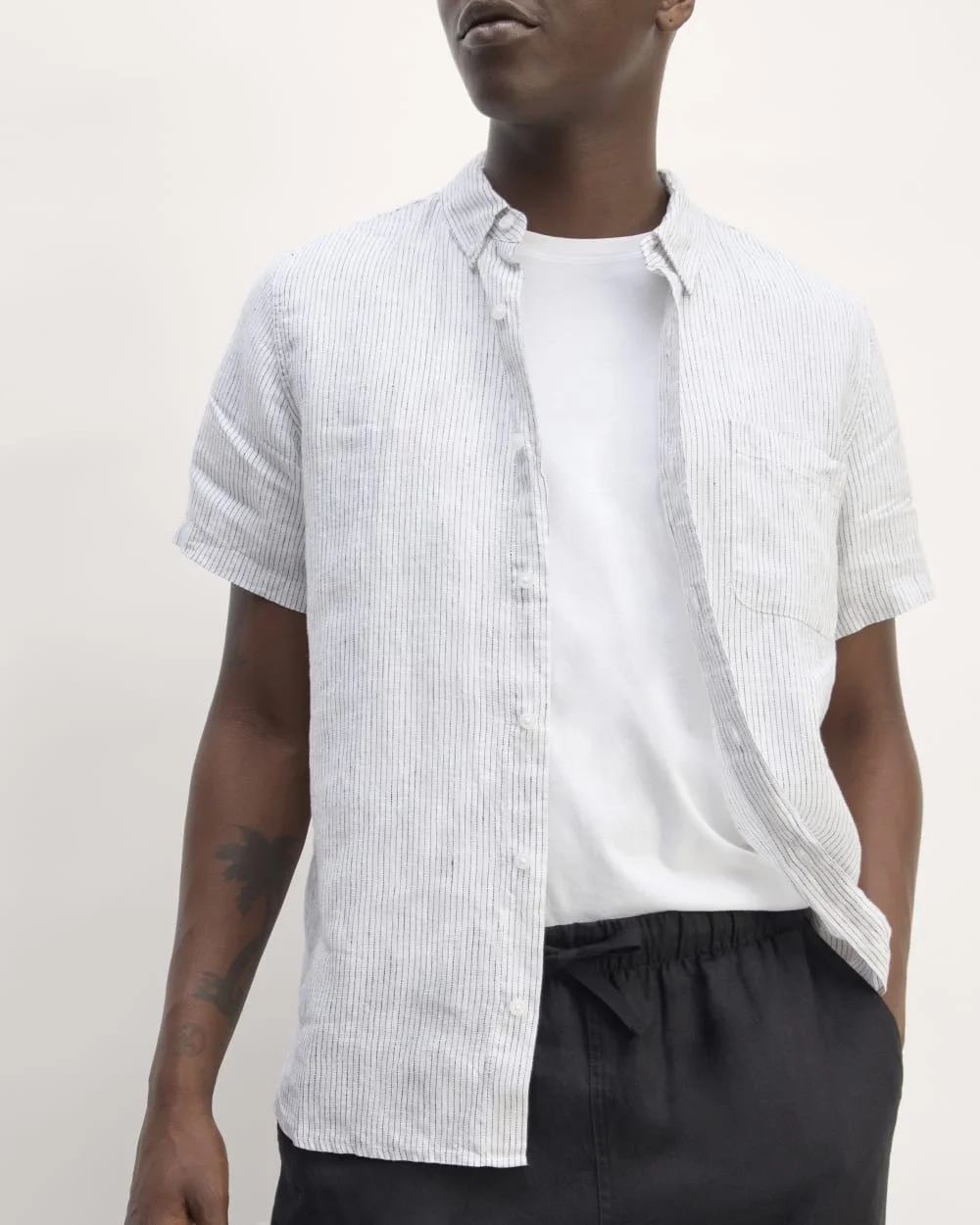 The Classic Short-Sleeve Shirt in Linen | White / Black (2)