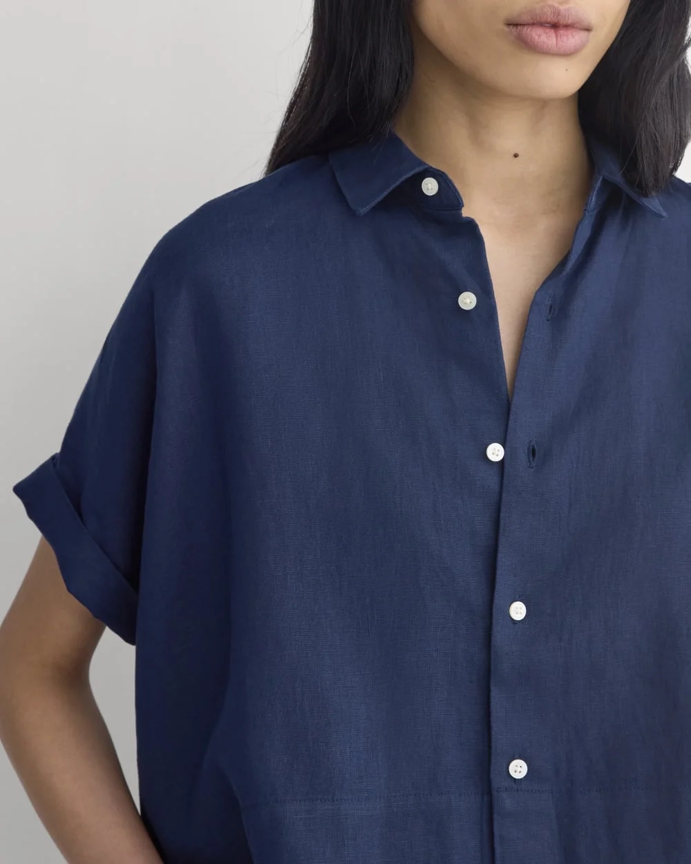 The Boxy Shirt in Linen | Navy (4)