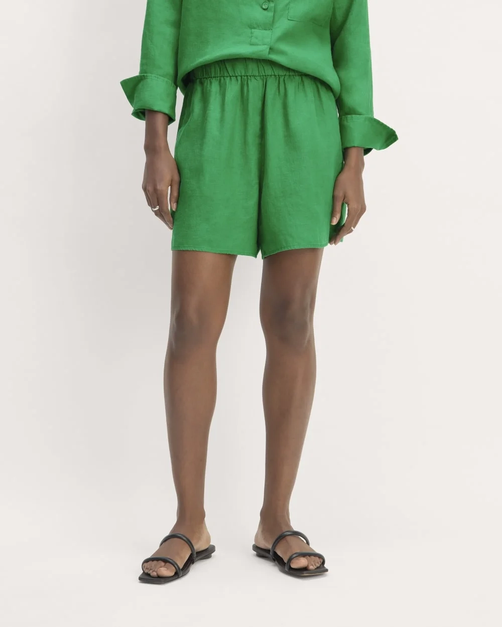 The Linen Easy Short | Grass Green (3)