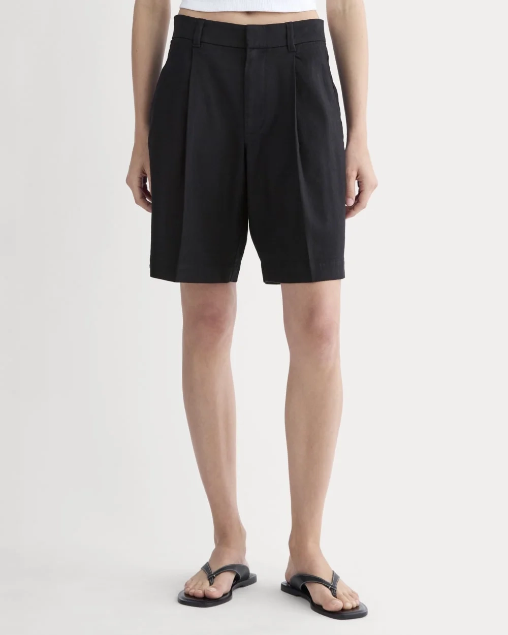 The Pleated Short in Stretch Linen | Black (4)