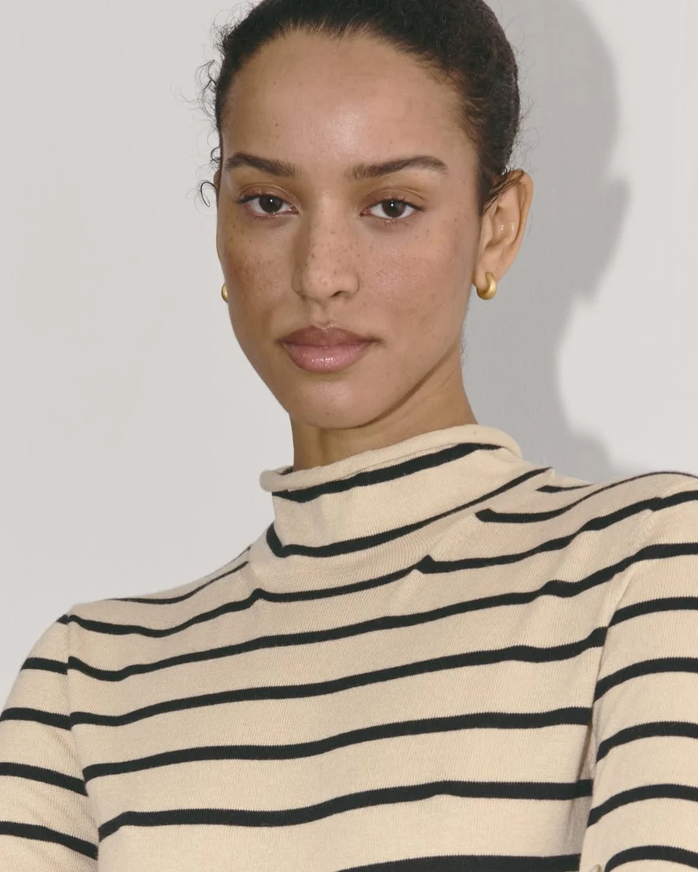 The Funnel Neck in Cotton Cashmere | Powder / Black (2)