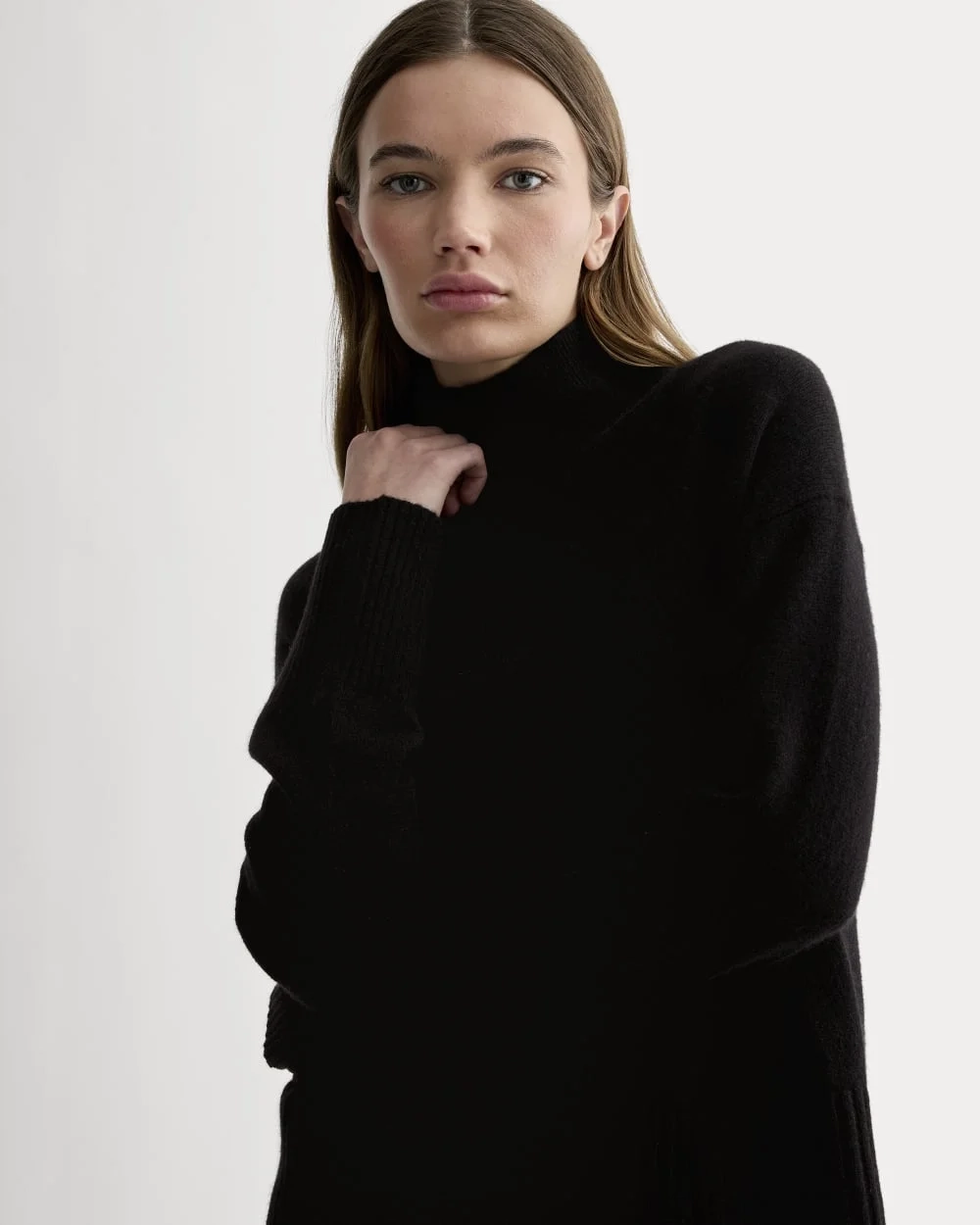 The Boxy Turtleneck in Cashmere | Black (4)