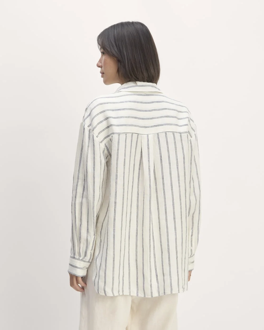 The Boyfriend Shirt in Linen | Bone/Navy (4)