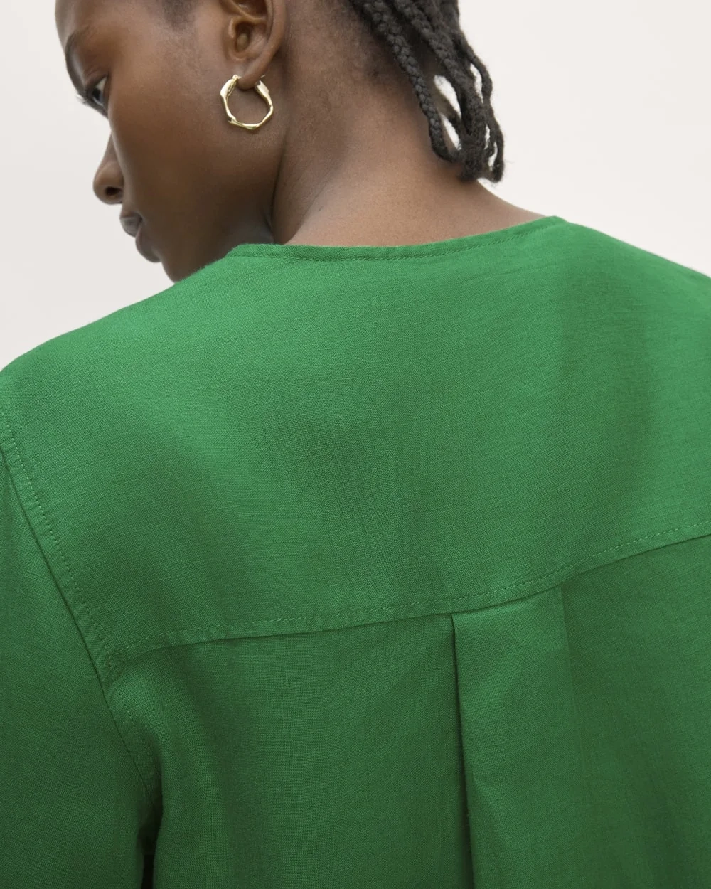The Popover Shirt in Linen | Grass Green (4)