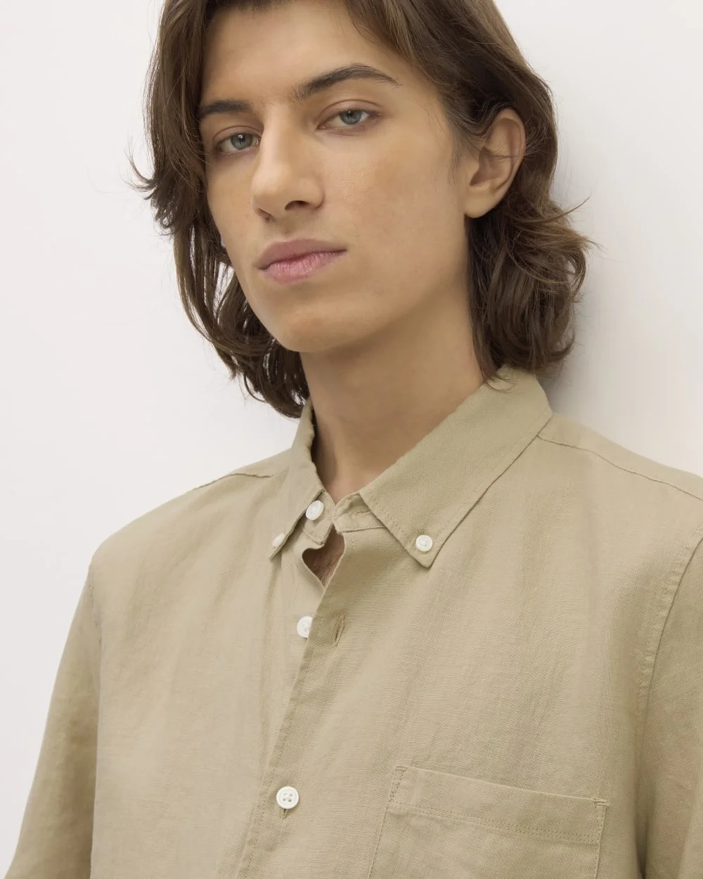 The Classic Short-Sleeve Shirt in Linen | Trench Coat Khaki (3)