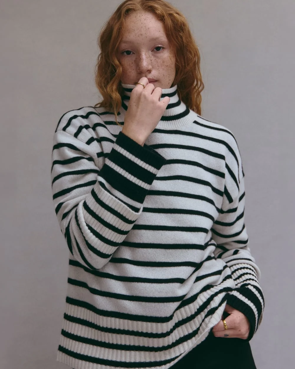 The Boxy Turtleneck in Cashmere | Bone / Black (5)