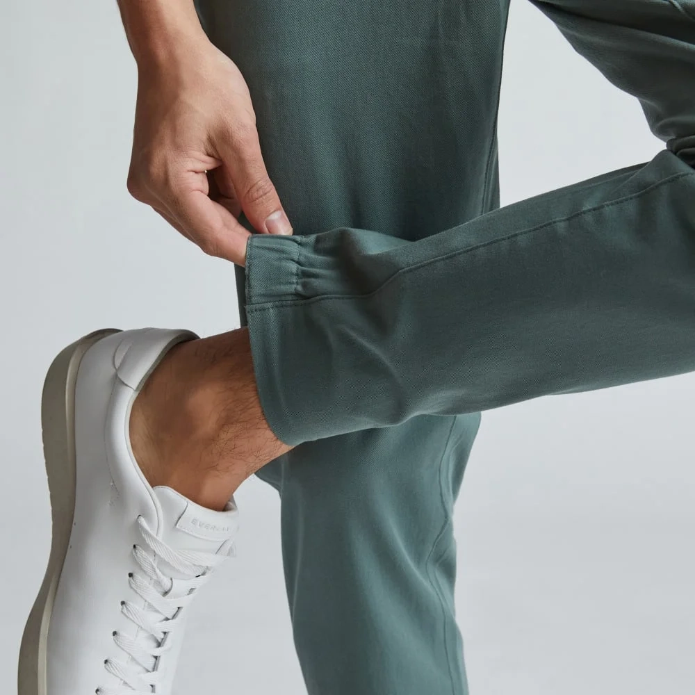 The Performance Traveler Chino | Green Balsam (4)
