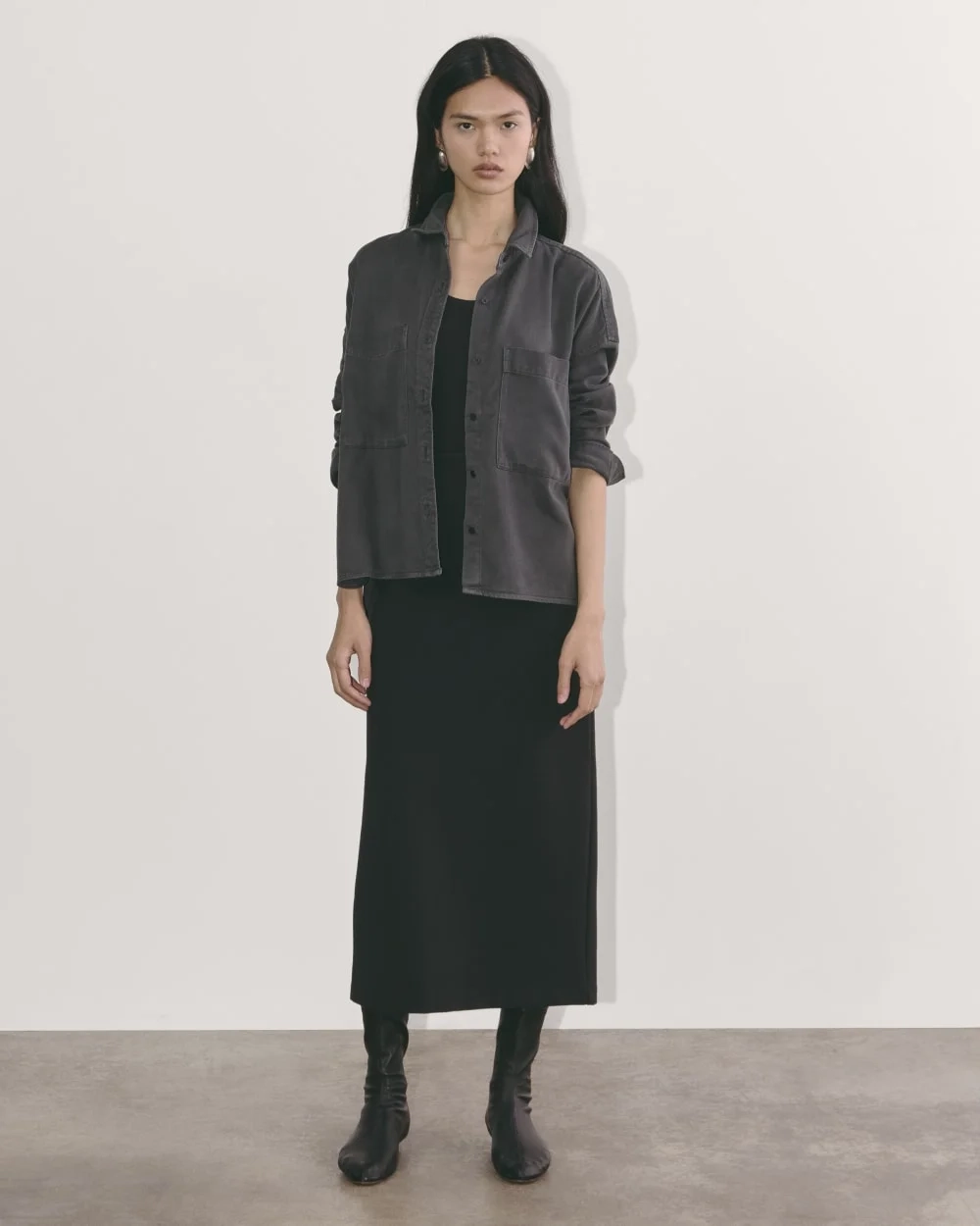 The Boxy Overshirt in Buttersoft | Graphite (5)