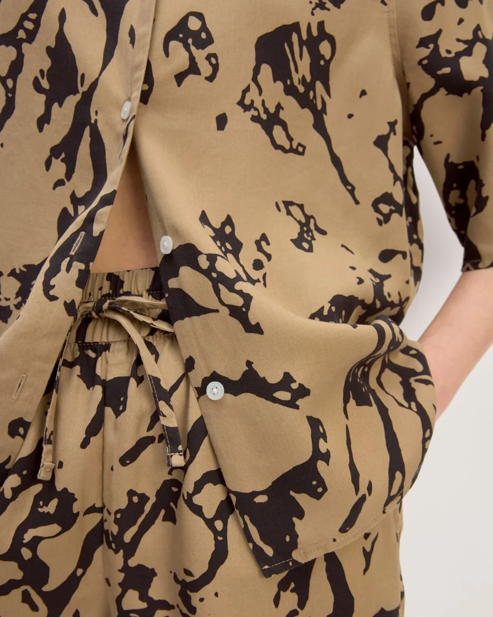 The Short-Sleeve Shirt in Butterlite | Black / Cornstalk Abstract (3)