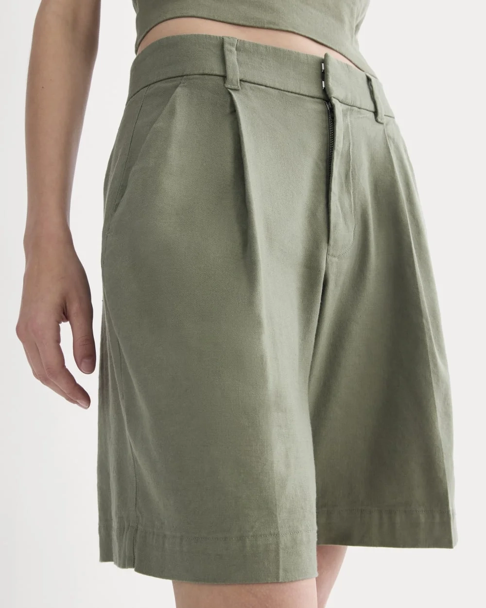The Pleated Short in Stretch Linen | Lichen Green (3)