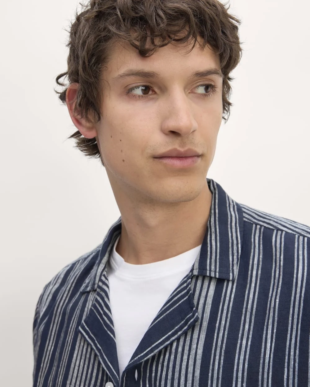 The Resort Shirt in Linen | Navy / Bone (5)