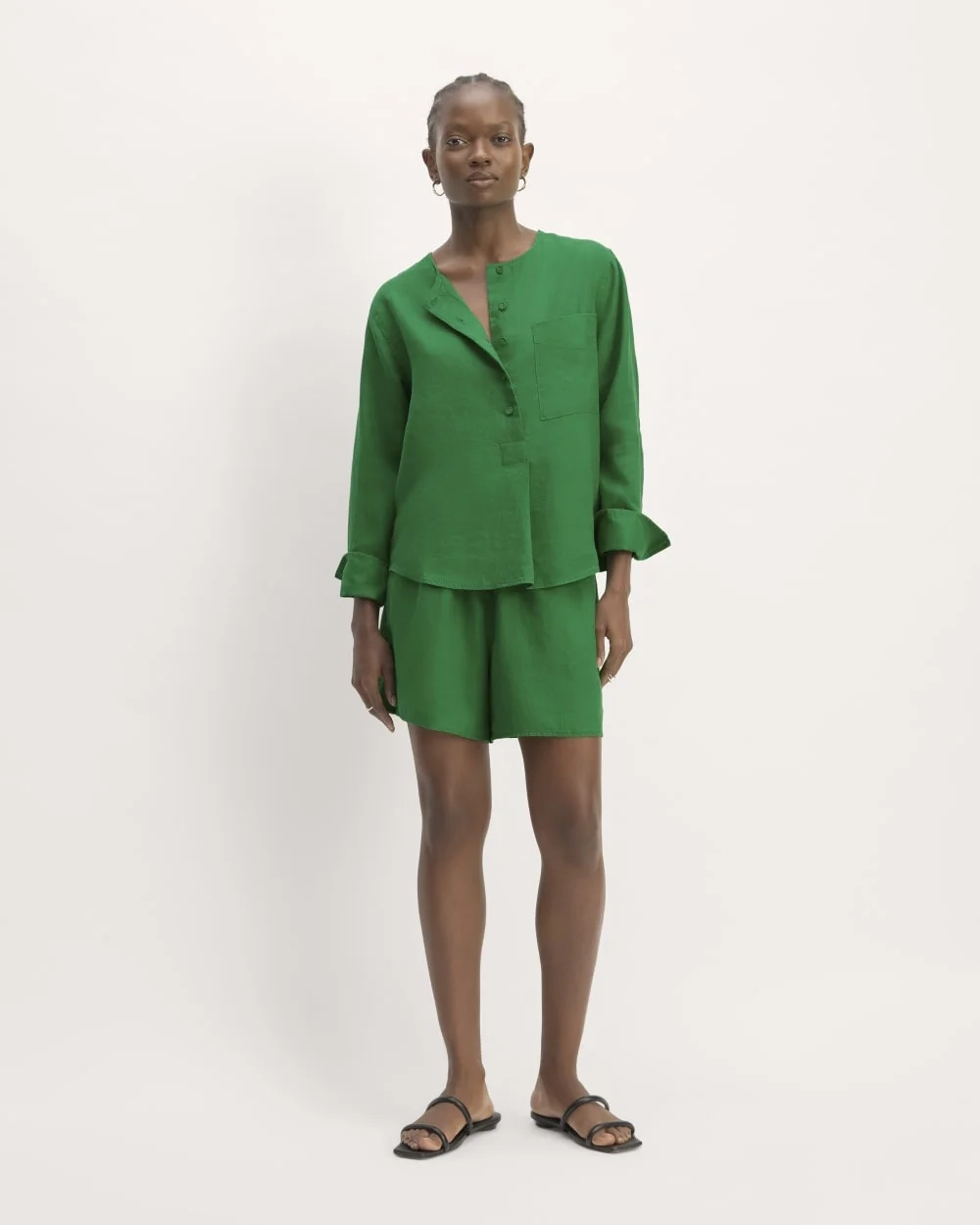 The Popover Shirt in Linen | Grass Green (5)