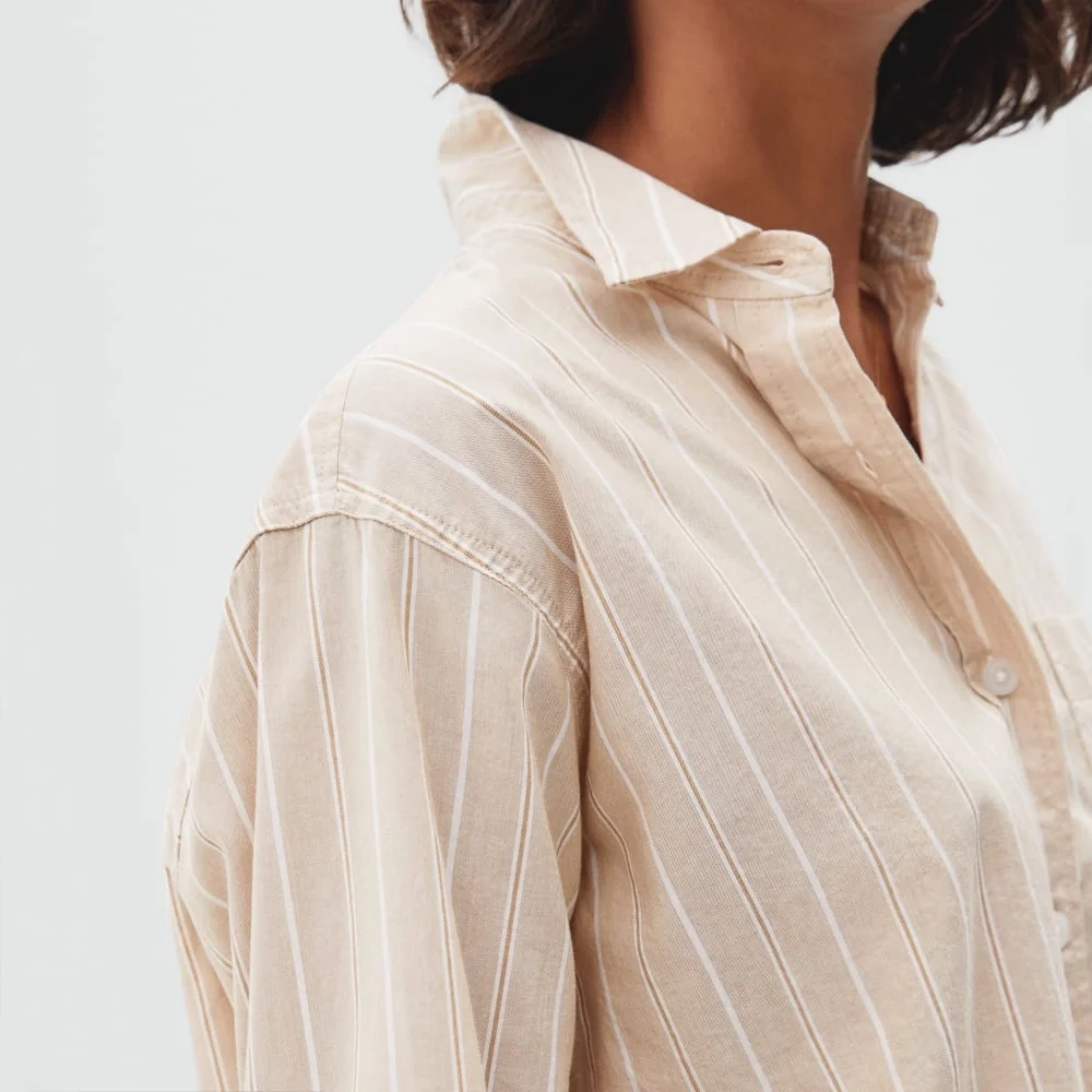 The Way-Short Shirt in Silky Cotton | Golden Brown / White (6)